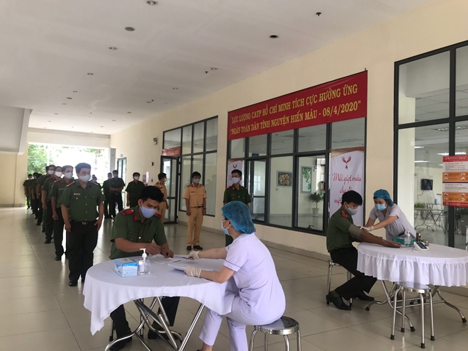 Hàng trăm cán bộ Công an TP Hồ Chí Minh hiến máu cứu người - Ảnh minh hoạ 2