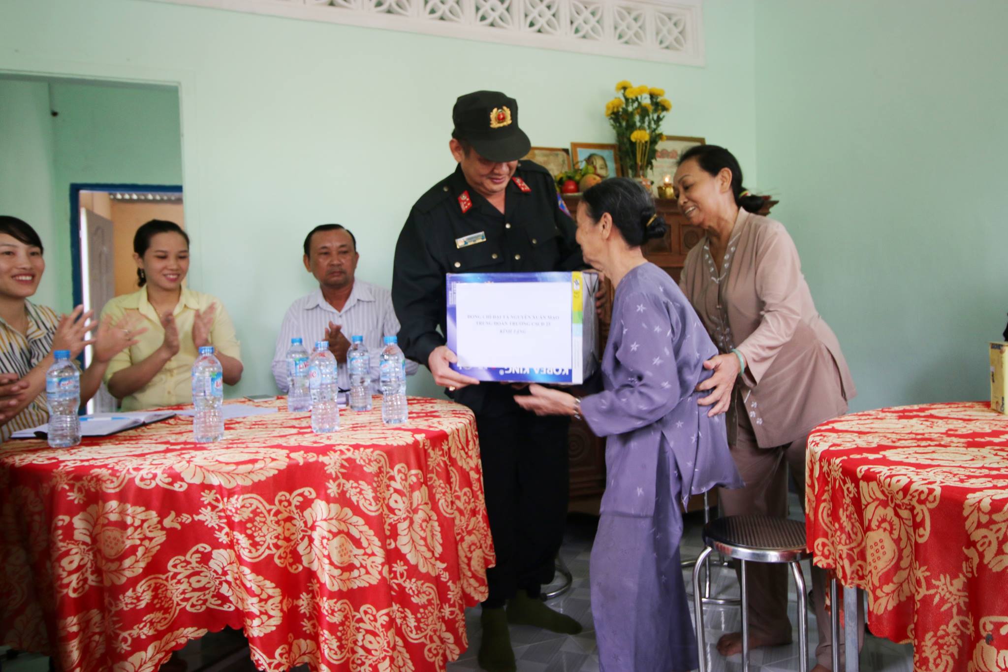 Trung đoàn Cảnh sát cơ động Đông Nam Bộ trao nhà nhà tình nghĩa cho mẹ liệt sỹ