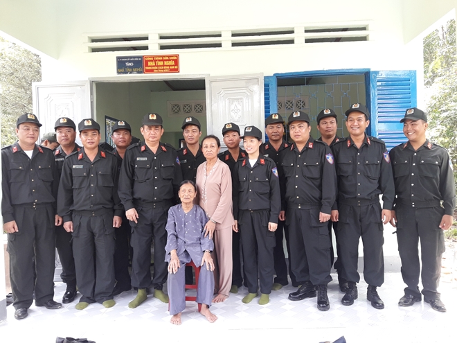 Trung đoàn Cảnh sát cơ động Đông Nam Bộ trao nhà nhà tình nghĩa cho mẹ liệt sỹ