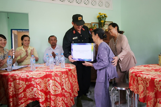 Trung đoàn Cảnh sát cơ động Đông Nam Bộ trao nhà nhà tình nghĩa cho mẹ liệt sỹ - Ảnh minh hoạ 2