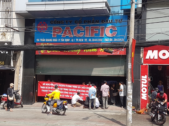 Công nhân căn băng rôn, tập trung tại trụ sở công ty Pacific