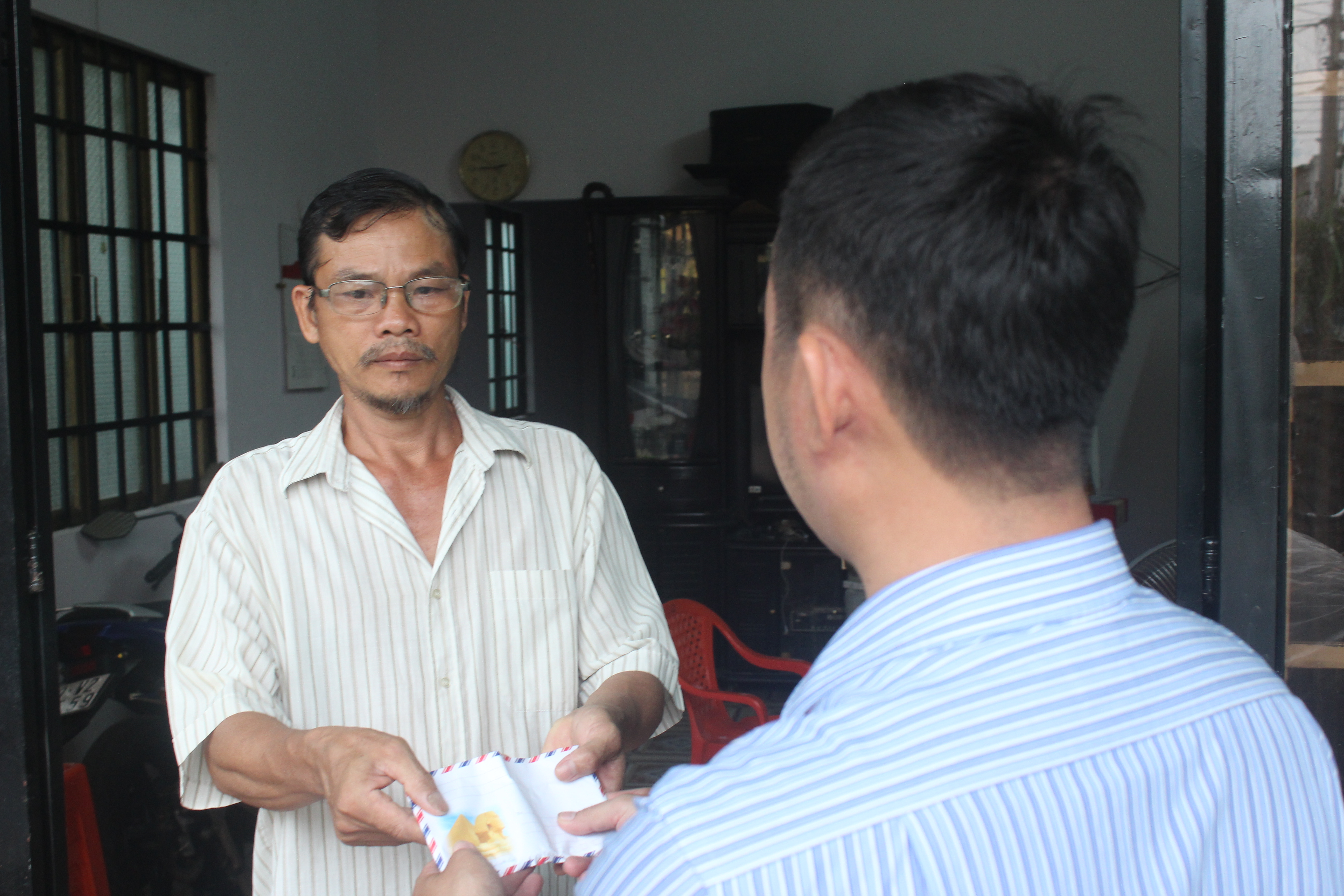 Thăm hỏi, tặng quà gia đình hiệp sĩ Nguyễn Hoàng Nam