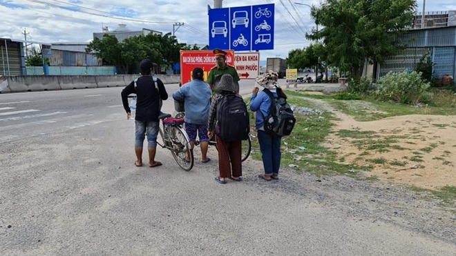 4 mẹ con thất nghiệp đạp xe từ Đồng Nai về Nghệ An và đoạn kết có hậu