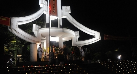 Nghĩa trang Liệt sĩ quốc gia Vị Xuyên rực sáng trong đêm thiêng liêng  1