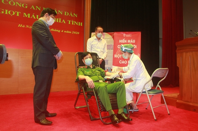 Thứ trưởng Bộ Công an Nguyễn Duy Ngọc tham gia hiến máu tình nguyện (ngày 8/4/2020).