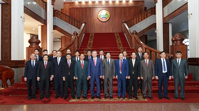 Thủ tướng Thongloun Sisoulith, Bộ trưởng Tô Lâm và các đại biểu. Ảnh: Trí Trung