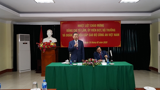 Bộ trưởng Tô Lâm thăm và phát biểu tại Đại sứ quán Việt Nam tại Lào. Ảnh: Trí Trung PV