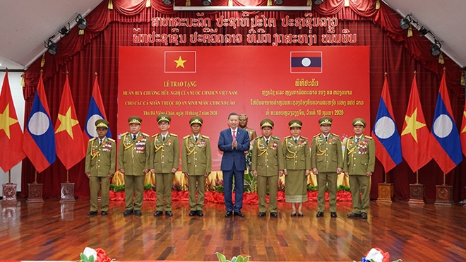 Bộ trưởng Tô Lâm trao Huân, Huy chương cho các đồng chí cán bộ Bộ An ninh Lào vì đã có những đóng góp quan trọng vào việc củng cố và tăng cường quan hệ hợp tác giữa Bộ Công an Việt Nam và Bộ An ninh Lào. Ảnh: Trí Trung