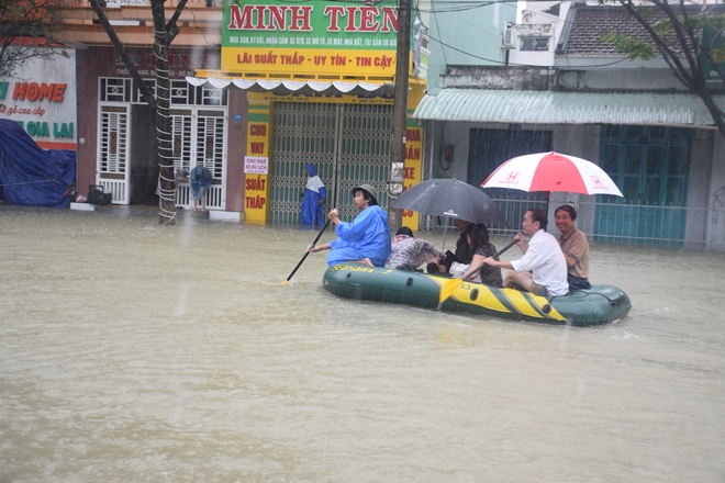 Hơn 500 CBCS Công an tỉnh Quảng Nam được huy động giúp dân trong mưa lũ - Ảnh minh hoạ 9