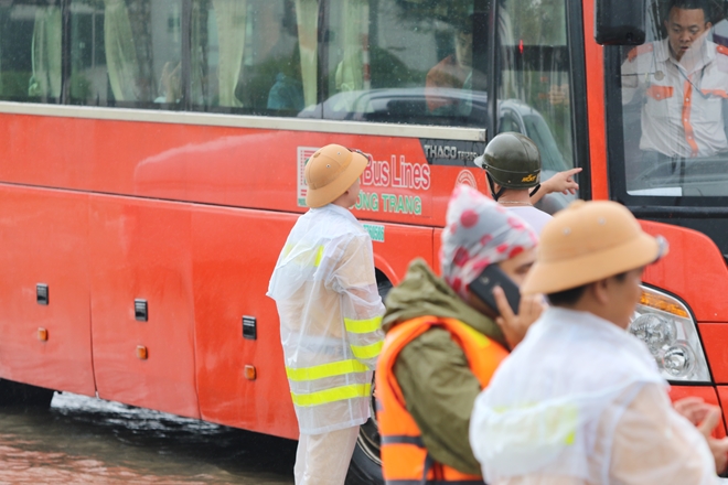 Hơn 500 CBCS Công an tỉnh Quảng Nam được huy động giúp dân trong mưa lũ - Ảnh minh hoạ 2