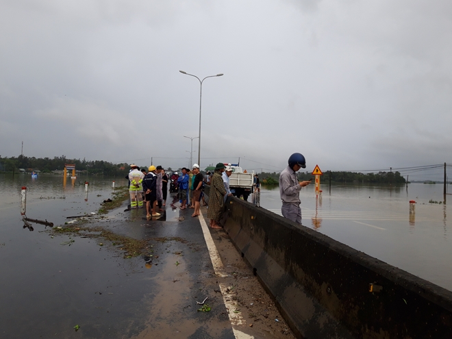 Hơn 500 CBCS Công an tỉnh Quảng Nam được huy động giúp dân trong mưa lũ - Ảnh minh hoạ 4