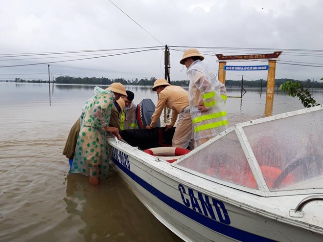 Hơn 500 CBCS Công an tỉnh Quảng Nam được huy động giúp dân trong mưa lũ - Ảnh minh hoạ 5