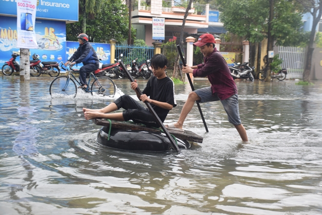 Hơn 500 CBCS Công an tỉnh Quảng Nam được huy động giúp dân trong mưa lũ - Ảnh minh hoạ 8