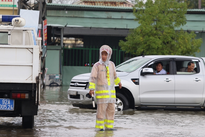 Hơn 500 CBCS Công an tỉnh Quảng Nam được huy động giúp dân trong mưa lũ - Ảnh minh hoạ 3