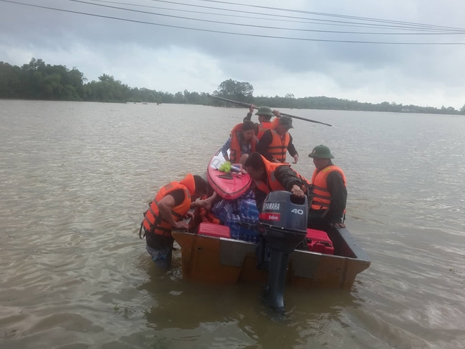 CSGT vượt lũ cứu trợ lương thực tới vùng ngập lụt - Ảnh minh hoạ 3
