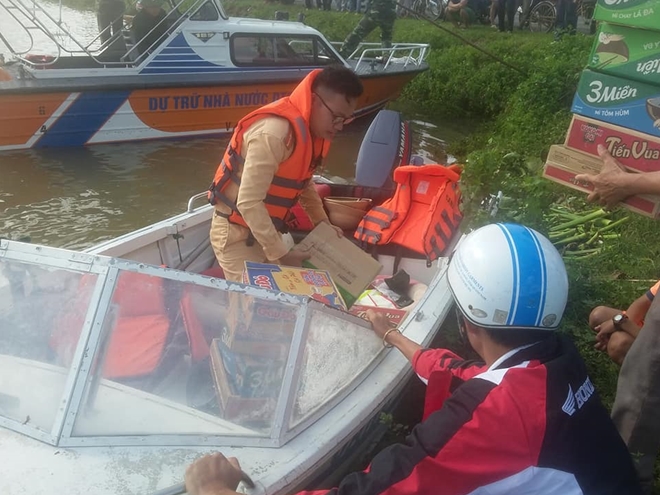 CSGT vượt lũ cứu trợ lương thực tới vùng ngập lụt - Ảnh minh hoạ 2