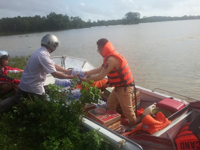 CSGT vượt lũ cứu trợ lương thực tới vùng ngập lụt - Ảnh minh hoạ 4