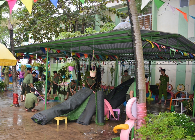 Công an tỉnh Quảng Nam giúp người dân khắc phụ sau lũ