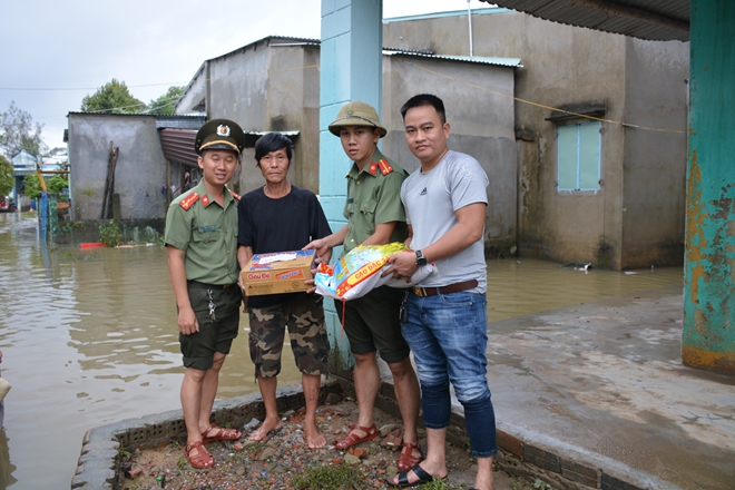 Công an tỉnh Quảng Nam giúp người dân khắc phụ sau lũ - Ảnh minh hoạ 11