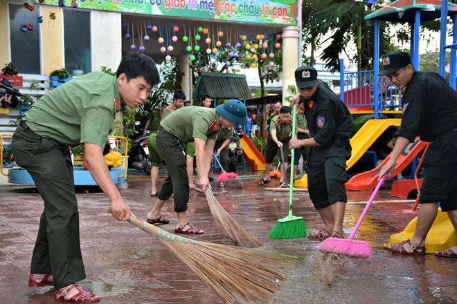 Công an tỉnh Quảng Nam giúp người dân khắc phụ sau lũ - Ảnh minh hoạ 4
