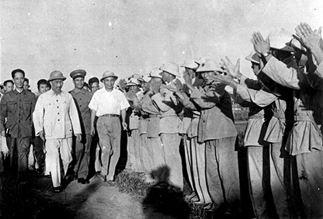 Đồng chí Bộ trưởng Bộ Công an Trần Quốc Hoàn và Lực lượng Công an tỉnh Nghệ An đón Bác Hồ về thăm quê hương Nam Đàn, Nghệ An, tháng 6 năm 1957. Ảnh: Tư liệu.