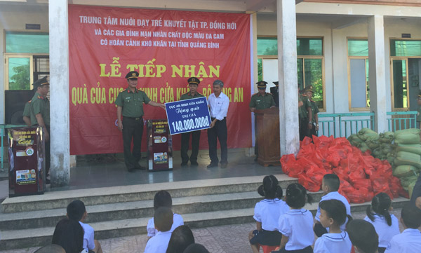 Cục An ninh Cửa khẩu trao tặng quà cho trẻ em khuyết tật Quảng Bình
