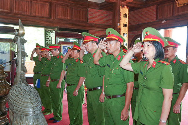 Cảnh sát PCCC tỉnh Thái Nguyên: Dâng hương, báo công nhân ngày truyền thống - Ảnh minh hoạ 2