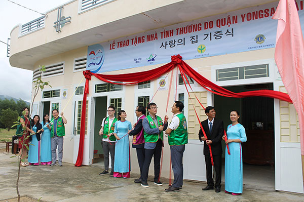 Người dân Hàn Quốc góp tiền xây nhà tình thương tặng dân nghèo Bình Định