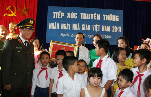 Thứ trưởng Nguyễn Văn Thành thăm, làm việc tại huyện đảo Bạch Long Vỹ - Ảnh minh hoạ 4