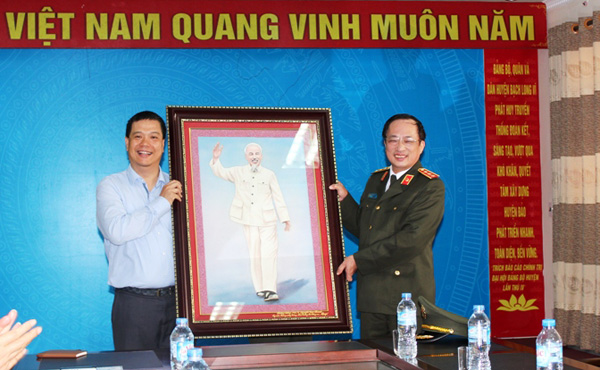 Thứ trưởng Nguyễn Văn Thành thăm, làm việc tại huyện đảo Bạch Long Vỹ