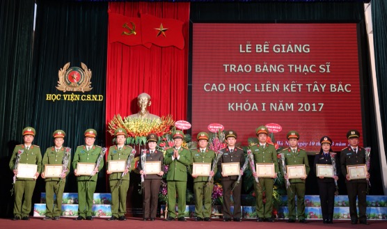 Trao bằng thạc sĩ lớp cao học liên kết Tây Bắc Khóa I