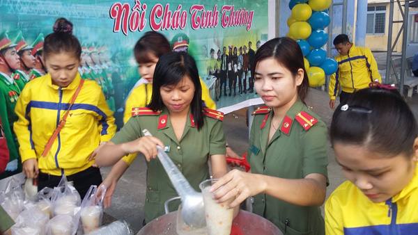 Xúc động Chương trình “Bữa cơm từ thiện” của tuổi trẻ Công an Phú Yên - Ảnh minh hoạ 7