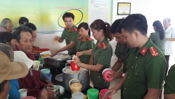 Xúc động Chương trình “Bữa cơm từ thiện” của tuổi trẻ Công an Phú Yên - Ảnh minh hoạ 4