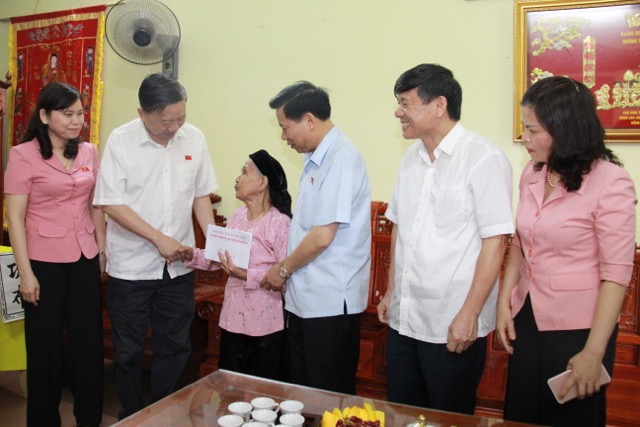 Bộ trưởng Tô Lâm thăm, tặng quà thương binh và gia đình người có công - Ảnh minh hoạ 7