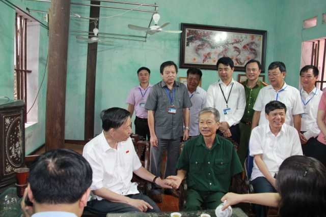 Bộ trưởng Tô Lâm thăm, tặng quà thương binh và gia đình người có công - Ảnh minh hoạ 8