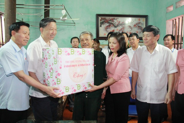 Bộ trưởng Tô Lâm thăm, tặng quà thương binh và gia đình người có công - Ảnh minh hoạ 9
