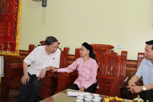 Bộ trưởng Tô Lâm thăm, tặng quà thương binh và gia đình người có công - Ảnh minh hoạ 6