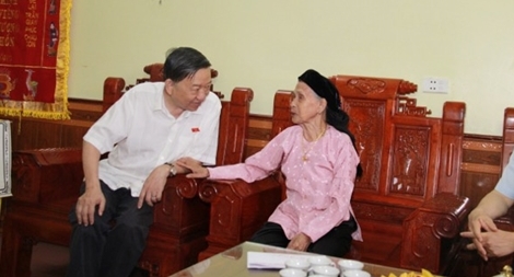 Bộ trưởng Tô Lâm thăm, tặng quà thương binh và gia đình người có công