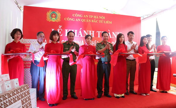 Trao nhà tình nghĩa tặng thân nhân liệt sỹ CAND Nguyễn Văn Tiếp