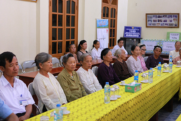 Hội phụ nữ Học viện ANND thăm và tặng quà Mẹ Việt Nam anh hùng