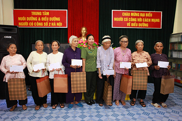 Hội phụ nữ Học viện ANND thăm và tặng quà Mẹ Việt Nam anh hùng - Ảnh minh hoạ 2