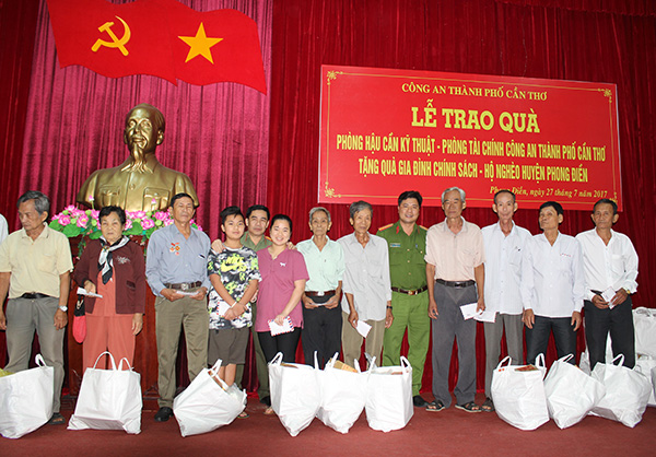 Công an Cần Thơ tặng quà gia đình chính sách huyện Phong Điền