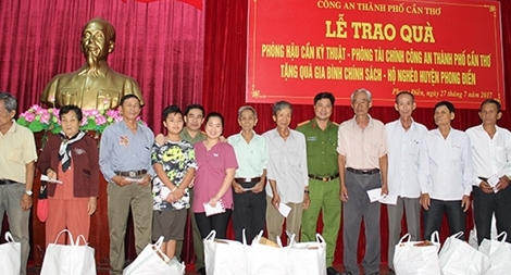 Công an Cần Thơ tặng quà gia đình chính sách huyện Phong Điền