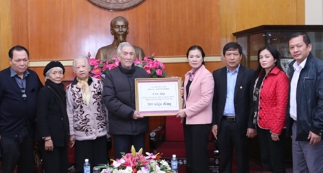 Gia đình cụ Hoàng Thị Minh Hồ ủng hộ đồng bào vùng lũ 200 triệu đồng