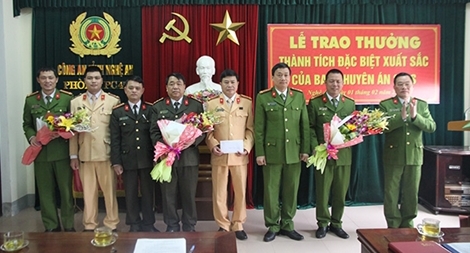 Thưởng nóng đơn vị bắt vụ 20 bánh heroin ở Nghệ An