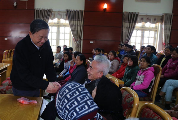Bộ trưởng Tô Lâm tặng quà công nhân và gia đình có hoàn cảnh khó khăn