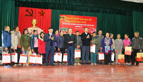 Bộ trưởng Tô Lâm tặng quà công nhân và gia đình có hoàn cảnh khó khăn - Ảnh minh hoạ 3