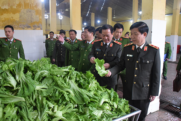 Thứ trưởng Nguyễn Văn Sơn kiểm tra công tác tại Trại tạm giam số 1, CATP Hà Nội