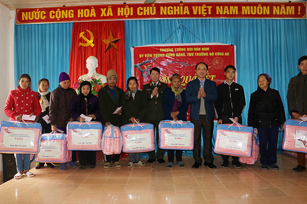 Thứ trưởng Bùi Văn Nam tặng quà Tết cho người nghèo tại tỉnh Bắc Kạn