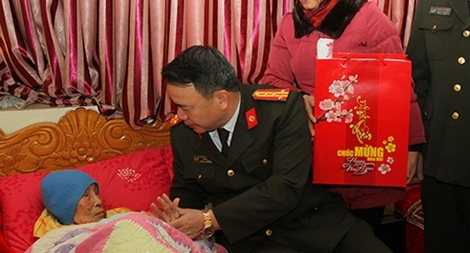 Công an tỉnh Hà Nam tổ chức thăm, tặng hơn 100 suất quà Tết